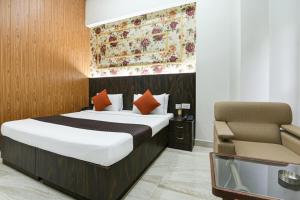 Ένα ή περισσότερα κρεβάτια σε δωμάτιο στο Hotel The MG Road Near Sikanderpur Metro +24 φωτογραφίες
