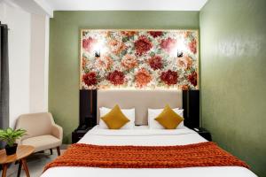 Ένα ή περισσότερα κρεβάτια σε δωμάτιο στο Hotel The MG Road Near Sikanderpur Metro