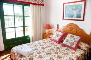 een slaapkamer met een bed en een groene deur bij Villas Bocaina Beach in Puerto del Carmen
