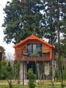 Un jardín fuera de Iveria Parky and cottages