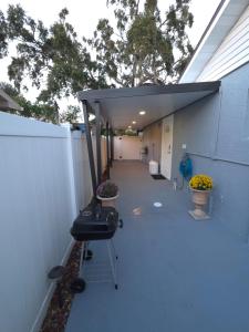 Gril dostupný pro hosty v apartmánu