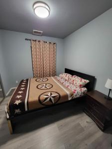 Un dormitorio con una cama y una mesa con una lámpara. en Spacious home near LAX, en Hawthorne