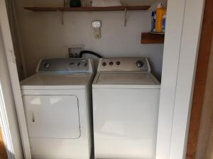 2 electrodomésticos blancos en una cocina pequeña en Spacious home near LAX, en Hawthorne