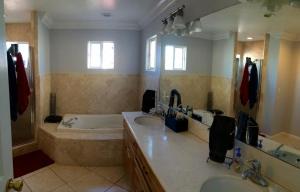 y baño con bañera, 2 lavabos y bañera. en Spacious home near LAX, en Hawthorne 12 fotos más