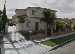 una casa con una valla delante en Spacious home near LAX, en Hawthorne