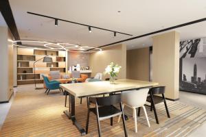 ein Esszimmer mit Tisch und Stühlen in der Unterkunft Ni Hao in Houshayu + 16 Fotos