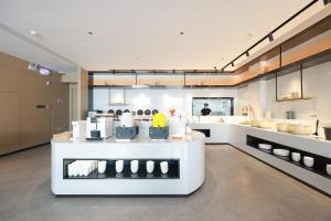 een winkel met een witte toonbank waarop producten staan bij Ni Hao in Houshayu +16 foto's