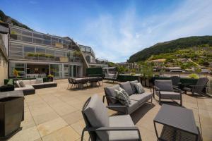 THE SHOTOVER Central Queenstown Luxury في كوينزتاون: فناء فيه كراسي وطاولات ومبنى