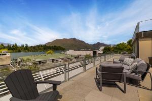THE SHOTOVER Central Queenstown Luxury في كوينزتاون: بلكونه مع كراسي واطلاله على نهر