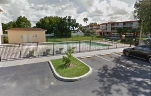 ein Auto, das auf einem Parkplatz neben einem Tennisplatz geparkt ist in der Unterkunft Green Palms Extended Stay in Kissimmee