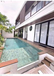 ein Swimmingpool vor einem Haus in der Unterkunft Hey-Sola Bali ,3BR Luxury Private Villa Near Canggu in Dalung