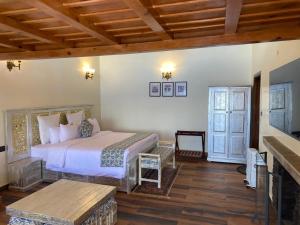 En eller flere senge i et værelse på Amantran Resorts and Wellness Centre