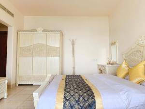 een slaapkamer met een groot bed in een kamer bij baya sea view apartment in Xinshi