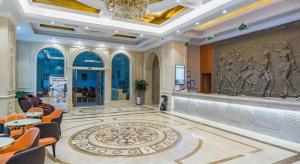 Vienna Hotel Hubei Enshi Railway Station في Longfengba: لوبي كبير مع ثريا في مبنى
