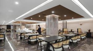 Un restaurant u otro lugar para comer en Venus Royal Hotel Ordos Yijinhuoluo Banner Olympic