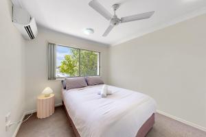 ノース・レイクスにあるMango Hill 3 Bedroom Family Accommodationのベッドルーム1室(ベッド1台、シーリングファン付)