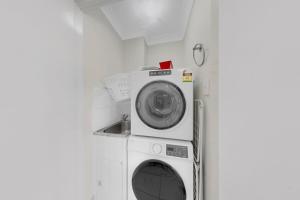 ノース・レイクスにあるMango Hill 3 Bedroom Family Accommodationの洗濯機、洗濯機が備わります。