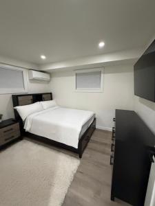 una camera con letto bianco e armadio nero di Pelham parkway North a Baychester