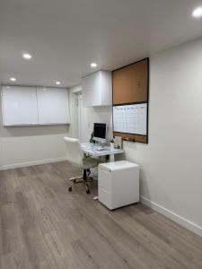 un ufficio con scrivania e computer appeso a un muro di Pelham parkway North a Baychester