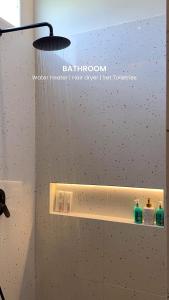 Et badeværelse på Semasa Jogja Villa