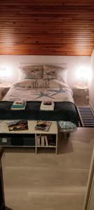 Ένα ή περισσότερα κρεβάτια σε δωμάτιο στο chambre d'hôte la maison verte