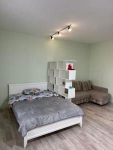 卡拉甘达Республики的带床和沙发的卧室