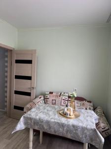 卡拉甘达Республики的一间设有一张桌子、一张床和一张桌子的西德西德西德西德西德西德西德西德西德西德西德西德西德西德西德西德西德西德西德西德西德西德西德西德西德西德西德西德西德西德西德西德西德西德西德西德西德西德西德西德西德西德西德西德西德西德西德西德西德西德西德西德西德客房