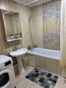 卡拉甘达Республики的带浴缸、水槽和洗衣机的浴室