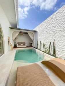 una piscina en el patio trasero de una casa en Staycationku Premium Jogja Villas, en Beran-kidul