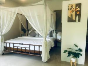 Postel nebo postele na pokoji v ubytování Silent Palm Samui