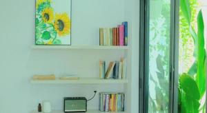 a room with a shelf with books and a mirror at Nha Trong Pho - The Chilling House in Buôn Alê (1)