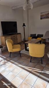 TV a/nebo společenská místnost v ubytování Grande Maison de Famille Cosy