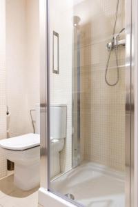 シッチェスにあるSitges Center Apartmentのバスルーム(トイレ、ガラス張りのシャワーブース付)