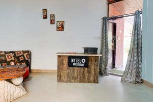 TV a/nebo společenská místnost v ubytování Hotel O Malavli Lonavala