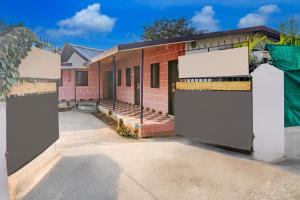 Hotel O Malavli Lonavala في لونافالا: مبنى امامه بوابتين