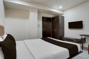 Телевизор и/или развлекательный центр в Hotel O Sur Sagar Lakeview Vadodara Formerly Vintage Inn +22 фотографии