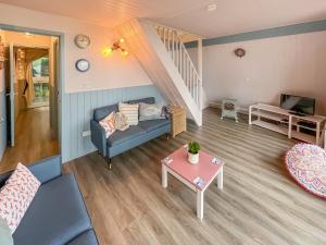 een woonkamer met een bank en een tafel bij Lodge 64 in Kingsdown