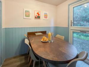 een eettafel met een bord eten erop bij Lodge 64 in Kingsdown