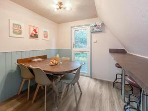 een eetkamer met een tafel en stoelen bij Lodge 64 in Kingsdown +13 foto's