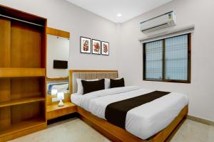 Giường trong phòng chung tại Hotel O Dashashwamedh Ghat Varanasi