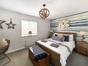 une chambre avec un grand lit et un tableau au mur dans l'établissement Dory, à Camber