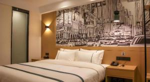 Ένα ή περισσότερα κρεβάτια σε δωμάτιο στο City Comfort Inn Wuhan Jianghan Road Xunlimen Metro Station