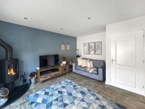 un salon avec un canapé et une cheminée dans l'établissement Dory, à Camber