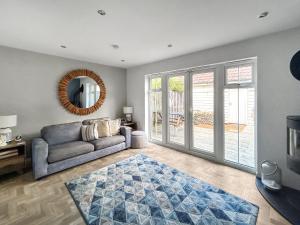 un salon avec un canapé et un miroir dans l'établissement Dory, à Camber