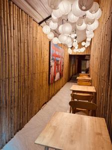 una fila di tavoli e sedie in un ristorante di Nozawa Hostel and Onsen - Men Only a Chiang Mai