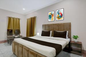 a bedroom with a large bed in a room at Collection O Civil Lines Prayagraj in Prayagraj