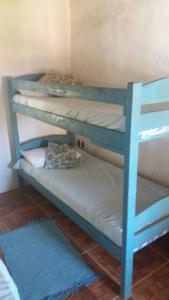 Katil dua tingkat atau katil-katil dua tingkat dalam bilik di Techos Amarillos II