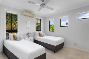 En eller flere senge i et værelse på Belle Escapes The Mariner + 49 billeder