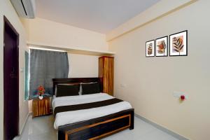 a bedroom with a large bed in a room at Super Hotel O Bharat Institute of Engineering Hyderabad Formerly Blue Petals in Hyderabad +22 photos