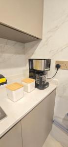 Η κουζίνα ή μικρή κουζίνα στο Modern Omani Inspired Apartment in Muscat